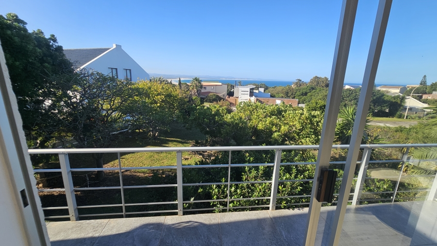 3 Bedroom Property for Sale in Wavecrest Eastern Cape